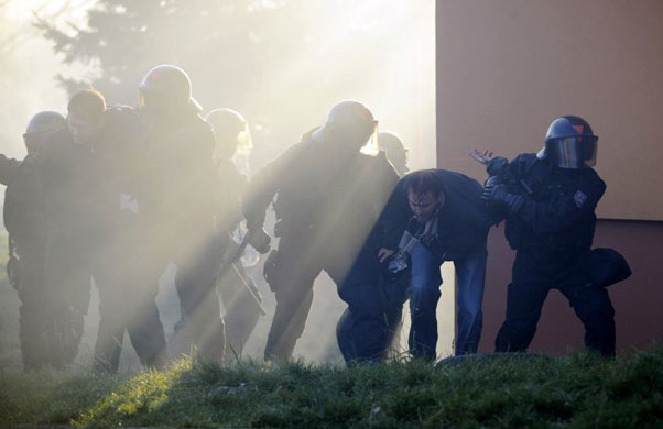 Gallery November 18 2008: Czech policemen detain rioters in Litvinov