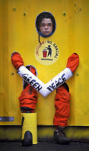 Gallery November 20 2008: Garona, Spain: A Greenpeace activist