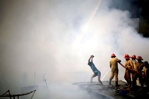 Gallery November 21 2008: Hazaribagh, Bangladesh: Firefighters and civilians try to extinguish a fire