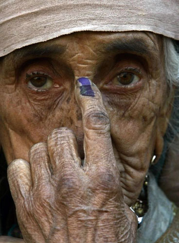 Gallery November 24 2008: Lar, India: An elderly woman voter
