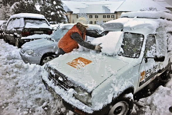 Gallery November 25 2008: Roncesvalles, Spain: An immigrant worker from Romania cleans a car window