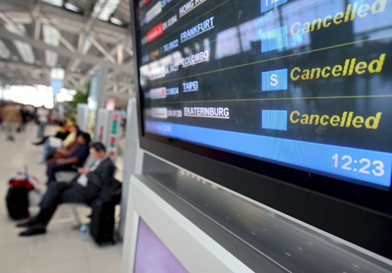 Gallery protest in Bangkok: Protestors shut down Bangkok's international airport
