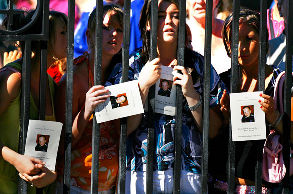 Gallery Rhys Jones: Rhys Jones funeral crowd