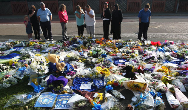 Gallery Rhys Jones: Rhys Jones - mourners lay flowers