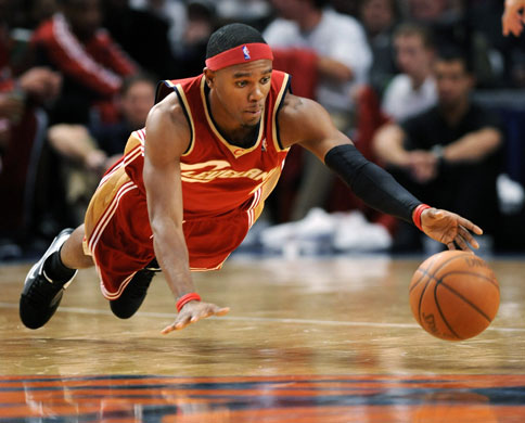 Gallery 24 hours in sport: Cleveland Cavaliers Gibson dives for ball 