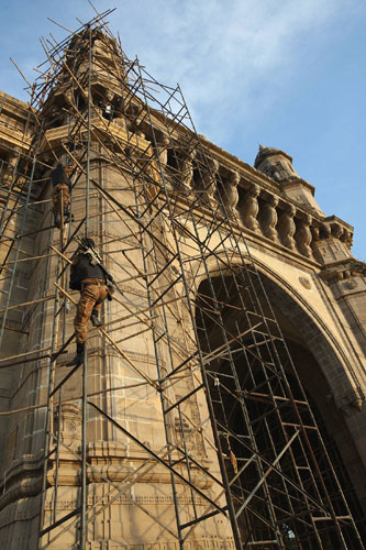 Gallery Mumbai terror attacks: Army snipers climb up the Gateway of India opposite The Taj hotel in Mumbai