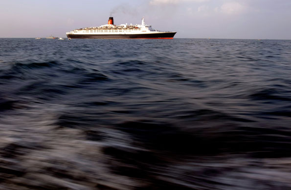 Gallery Queen Elizabeth 2: The cruise liner arrives at its final destination in Dubai