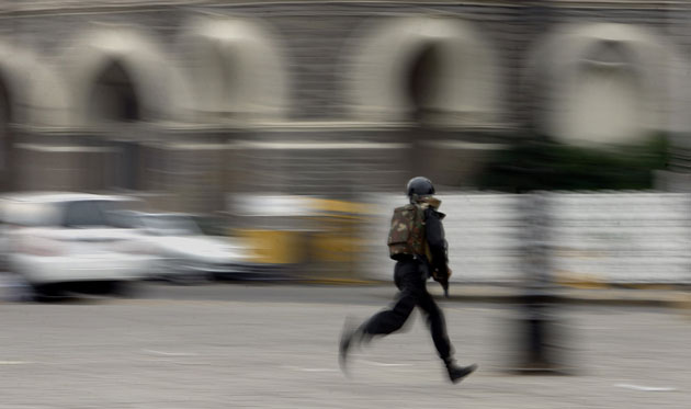 Gallery mumbai update: Indian commando shields himself