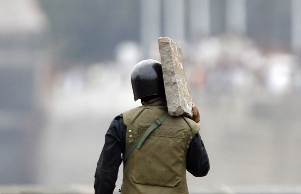 Gallery mumbai update: Indian commando shields himself with a stone slab