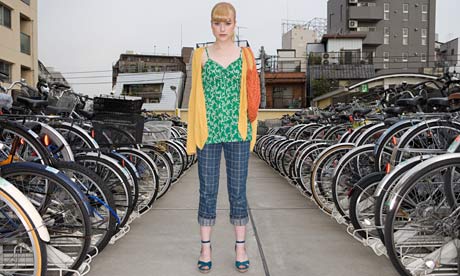 Bike blog : Young woman in a bike park