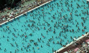 http://static.guim.co.uk/sys-images/Guardian/About/General/2009/6/23/1245713695414/Crowded-Swimming-Pool-002.jpg