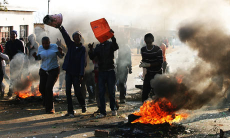 Rioting crowds rampage through the Thokoza township of Johannesburg