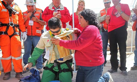 Trapped Chile miner Rojas kneels to pray