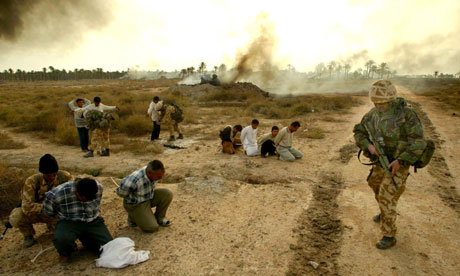 Royal Marines prender soldados iraquianos