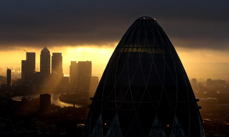 Sun ove  rthe City of London and Canary Wharf