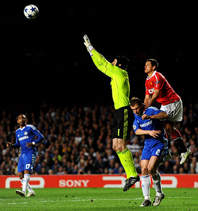 Chelsea v Man Utd: Petr Cech claims a high ball