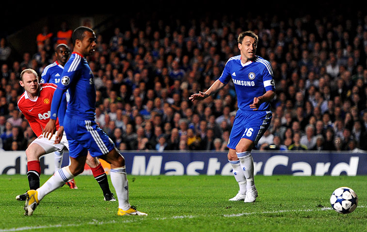 Chelsea v Man Utd: Wayne Rooney of Manchester United scores the opening goal 