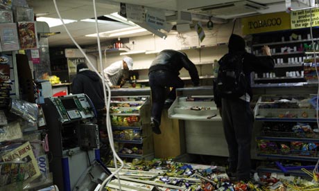 Looters-ransack-a-shop-in-007.jpg