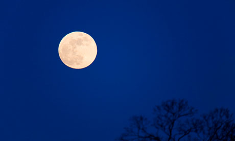 http://static.guim.co.uk/sys-images/Guardian/About/General/2012/11/22/1353603089280/Full-moon-in-night-sky-ov-010.jpg