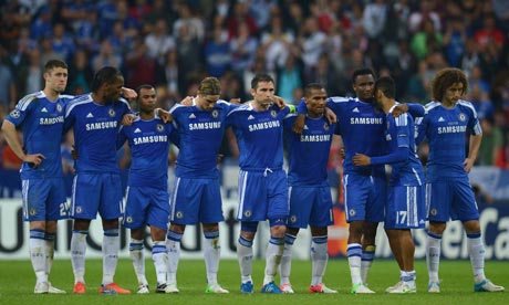 Chelsea players watch during the penalty shoot-out against Bayern München