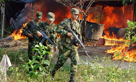 A katonák egy kokain fáklya feldolgozó laboratóriumba városa közelében Cucuta, Kolumbia északi részén.