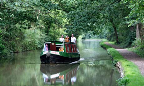 沃里克郡附近的牛津運河（Oxford canal）。圖片來自：衛報/ Martin Bond/Alamy 。