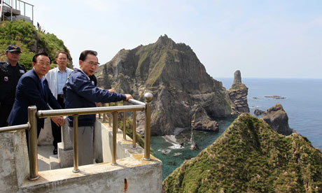 South Korea's President Lee Myung-Bak (r) visits one of the disputed islands.