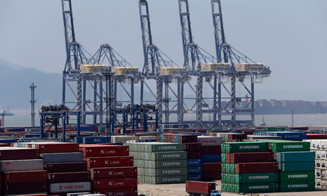 Los contenedores para transporte a un puerto de Ningbo
