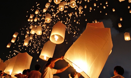 Thais set off hundreds of paper lanterns in Bangkok