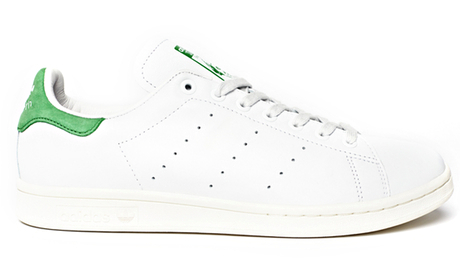 Stan Smiths white tennis shoe