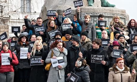 Slovenian journalists hold pens and placards