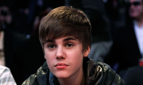 justin bieber old haircut. Justin Bieber watches the NBA