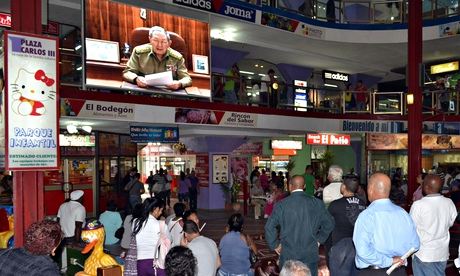 Havana shoppers listen to Castro video