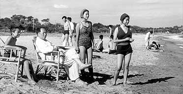 Hou Bo's portrait of Mao and family at the seaside
