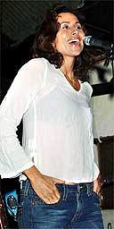 Minnie Driver, sept 04