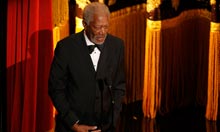 Ator Morgan Freeman introduz o segmento de abertura, o Academy Awards 84th em Hollywood