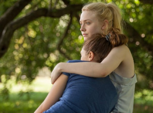 Dakota Fanning and Elizabeth Olsen in Very Good Girls