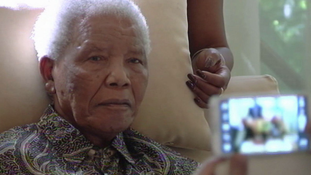 Nelson Mandela, hospitalizado desde el pasado día 8 por la recaída de una infección pulmonar se encuentra en estado crítico informó hoy la Presidencia de Sudáfrica