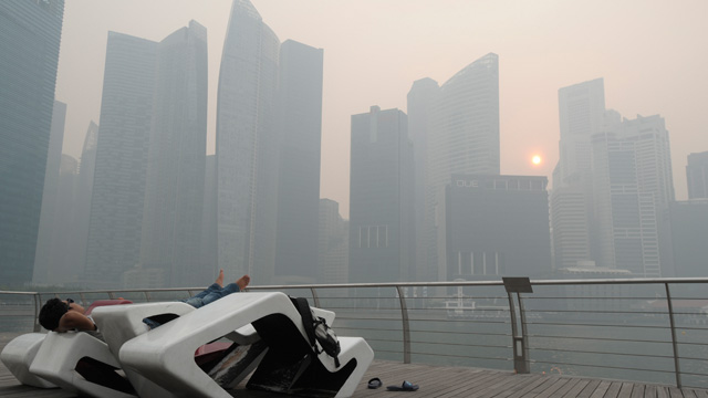 Indonesia and Singapore engulfed by forest fire smoke – video640 Indonesia and Singapore engulfed by forest fire smoke – video640