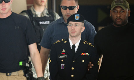 Bradley Manning sale de la corte