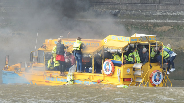 Duck-tour-boat-on-fire--002.jpg