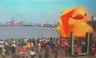 Giant keltainen ankka räjähtää tuntia ennen uudenvuoden Taiwanissa - video