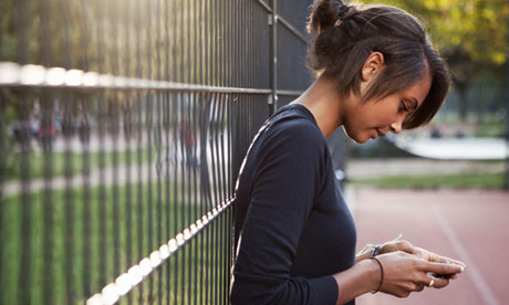 Adolescente envoi de message texte