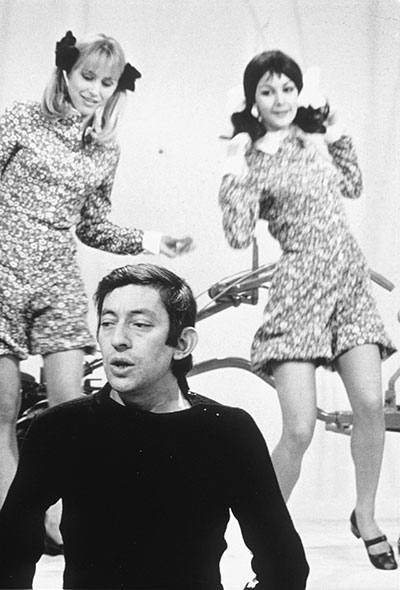 Gainsbourg: Serge Gainsbourg with two female dancers