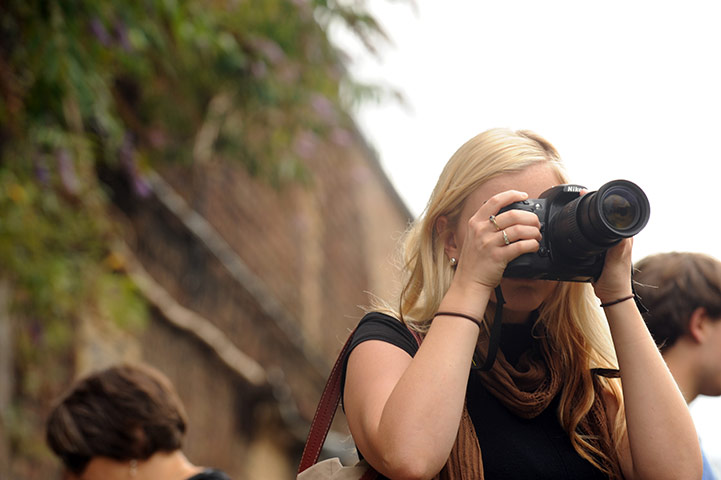 King's Cross : Sarah cues up a new photograph.