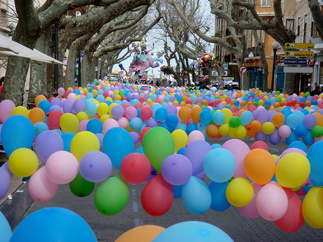 Campo Viejo : Colourful street scene in Denia