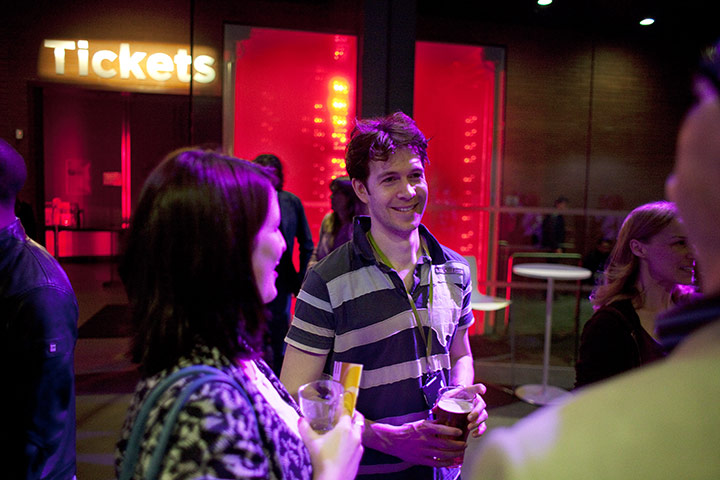 Enjoy England Curve : Actor Dominic Marsh (Roland Cassard) has a drink with readers