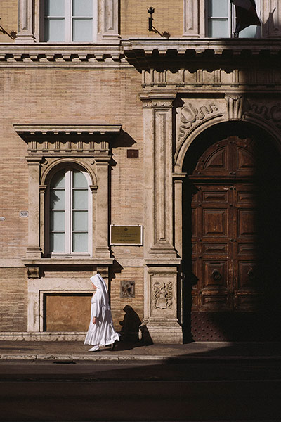 Parioli - Taste of Rome: Roman educational building with modern and unconventional architecture