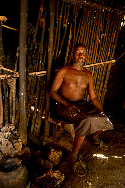 TUI Kenya: TUI Kenya: Akamba man at his hut, Ngomongo Village, Kenya