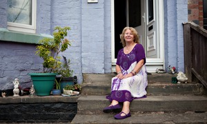 Dementia: Gina shaw sitting on her front steps